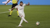 Spain Soccer La Liga Real Madrid's Karim Benzema shoots to score a penalty against Deportivo Alaves during the Spanish La Liga soccer match between Real Madrid and Deportivo Alaves at the Alfredo di Stefano stadium in Madrid, Spain, Friday, July 10, 2020. (AP Photo/Bernat Armangue)