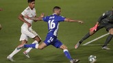 Spain Soccer La Liga Deportivo Alaves' Edgar Mendez, shoots the ball during the Spanish La Liga soccer match between Real Madrid and Deportivo Alaves at the Alfredo di Stefano stadium in Madrid, Spain, Friday, July 10, 2020. (AP Photo/Bernat Armangue)