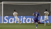 Spain Soccer La Liga Real Madrid's Marco Asensio, left, scores during the Spanish La Liga soccer match between Real Madrid and Deportivo Alaves at the Alfredo di Stefano stadium in Madrid, Spain, Friday, July 10, 2020. (AP Photo/Bernat Armangue)