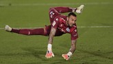 Spain Soccer La Liga Deportivo Alaves' goalkeeper Roberto unsuccessfully tries to stop a penalty kick by Real Madrid's Karim Benzema during the Spanish La Liga soccer match between Real Madrid and Deportivo Alaves at the Alfredo di Stefano stadium in Madrid, Spain, Friday, July 10, 2020. (AP Photo/Bernat Armangue)