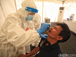 Jokowi Sorot COVID-19 di Jabar, Gugus Tugas Akui Kekurangan Tip Swab Test