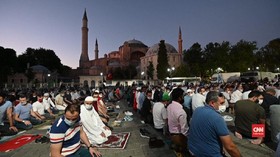 VIDEO: Ratusan Orang Salat Sambut Hagia Sophia Jadi Masjid