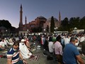 VIDEO: Ratusan Orang Salat Sambut Hagia Sophia Jadi Masjid