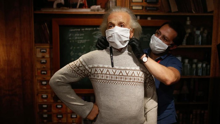 Albert Einstein di Madame Tussauds, Istanbul Turki.(AP Photo/Emrah Gurel)