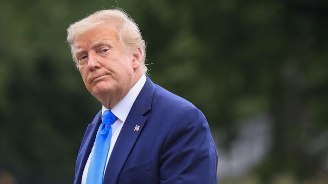 Presiden AS Donald Trump langsung menjalani tes virus corona usai penasihat kepresidenan, Hope Hicks dinyatakan terinfeksi Covid-19.