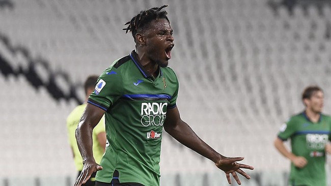 Atalanta 's Duván Zapata celebrates after scoring during the Serie A soccer match between Juventus and Atalanta at the Allianz Stadium in Turin, Italy, Saturday, July 11, 2020. (Fabio Ferrari/LaPresse via AP)
