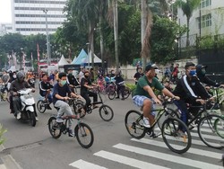 Bundaran HI Kembali Dipadati Pesepeda-Pelari Meski Tak Ada CFD