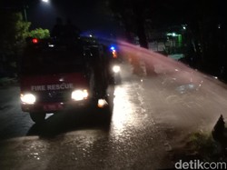 Petugas Bubarkan Kerumunan Warga di Jepara dengan Menyemprot Air
