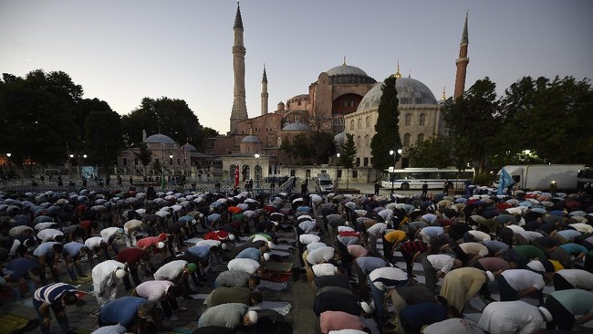 Hagia Sophia menjadi topik terpopuler di twitter usai resmi menjadi masjid dan akan menggelar ibadah Salat Jumat perdana pada hari ini.