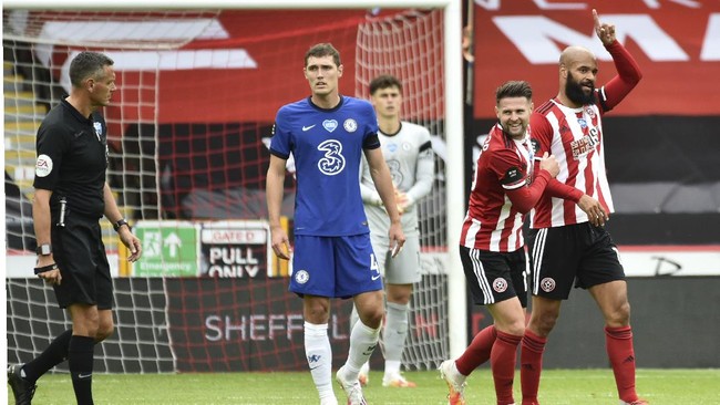 Sheffield United's David McGoldrick, right, celebrates after scoring his side's opening goal during the English Premier League soccer match between Sheffield United and Chelsea at Bramall Lane in Sheffield, England, Saturday, July 11, 2020. (AP photo/Rui Vieira, Pool)