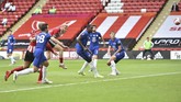 Sheffield United vs Chelsea di Liga Inggris Sheffield United's Oliver McBurnie, fourth right, scores his side's second goal during the English Premier League soccer match between Sheffield United and Chelsea at Bramall Lane in Sheffield, England, Saturday, July 11, 2020. (Peter Powell/Pool via AP)