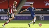 Sheffield United vs Chelsea di Liga Inggris Sheffield United's Oliver McBurnie, left, fights for the ball with Chelsea's Jorginho during the English Premier League soccer match between Sheffield United and Chelsea at Bramall Lane in Sheffield, England, Saturday, July 11, 2020. (Shaun Botterill/Pool via AP)