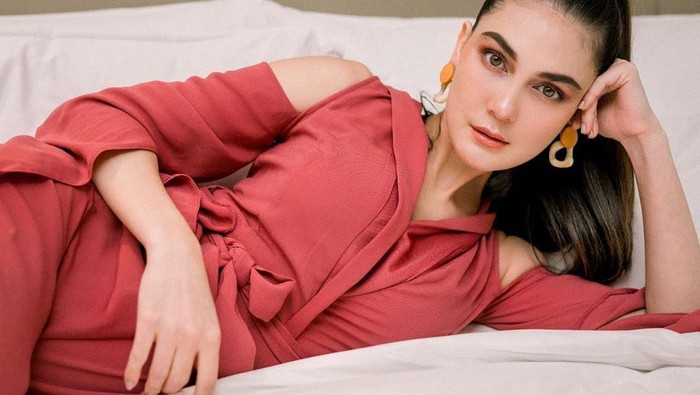 Meski Masih Lajang, 5 Artis Indonesia Ini Piawai Berakting Sebagai Ibu