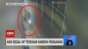 VIDEO: Aksi Begal HP Terekam CCTV