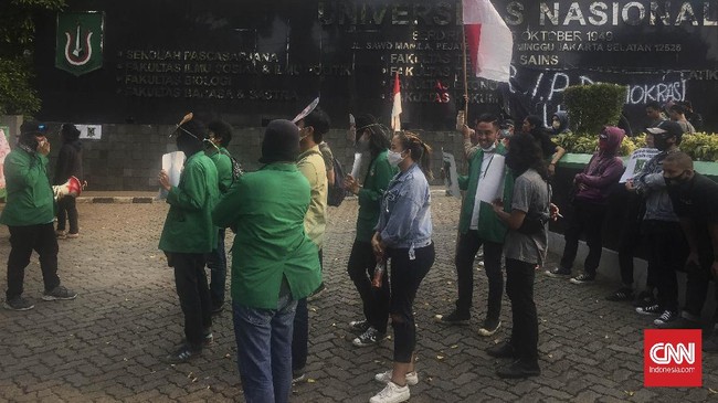 Puluhan mahasiswa Universitas Nasional kembali menggelar unjuk rasa menuntut pencabutan surat keputusan (SK) Drop Out yang diterbitkan kepada sejumlah mahasiswa, Senin (13/7).