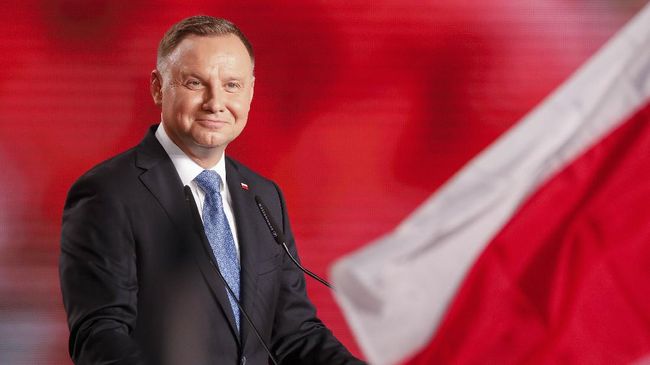 Президент Польши назвал игроков сборной России бандитами