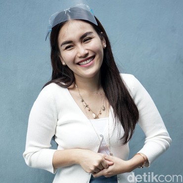 Masih Pandemi COVID, Ayu Ting Ting Pilih Salat Idul Adha di Rumah