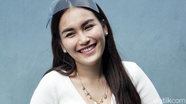 img-title Masih Pandemi COVID, Ayu Ting Ting Pilih Salat Idul Adha di Rumah