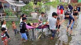FOTO: Banjir Rob di Aceh Barat, Ratusan Warga Mengungsi