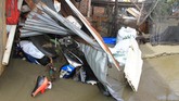 banjir rob aceh barat Warga membenahi rumahnya yang rusak akibat dihantam gelombang pasang di Desa Gampong Belakang, Kecamatan Johan Pahlawan, Aceh Barat, Aceh, Minggu (12/7/2020). Berdasarkan data dari Badan Penanggulangan Bencana Aceh (BPBA) sebanyak 42 unit rumah warga rusak akibat dihantam gelombang pasang yang terdiri 14 unit rumah rusak sedang, 26 unit rusak ringan dan dua unit rumah warga rusak berat sedangkan ratusan rumah lainnya masih terendam banjir rob. ANTARA FOTO/Syifa Yulinnas/foc.