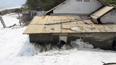 banjir rob aceh barat Gelombang pasang menghantam rumah warga di Desa Gampong Belakang, Kecamatan Johan Pahlawan, Aceh Barat, Aceh, Minggu (12/7/2020). Berdasarkan data dari Badan Penanggulangan Bencana Aceh (BPBA) sebanyak 42 unit rumah warga rusak akibat dihantam gelombang pasang yang terdiri 14 unit rumah rusak sedang, 26 unit rusak ringan dan dua unit rumah warga rusak berat sedangkan ratusan rumah lainnya masih terendam banjir rob. ANTARA FOTO/Syifa Yulinnas/foc.