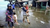 banjir rob aceh barat Warga berusaha menghindari gelombang pasang purnama saat terjangan ombak air laut menggenangi pemukiman warga di Desa Pasir, Kecamatan Johan Pahlawan, Meulaboh, Ibu Kota Kabupaten Aceh Barat, Ahad (12/7/2020). (ANTARA/Teuku Dedi Iskandar)