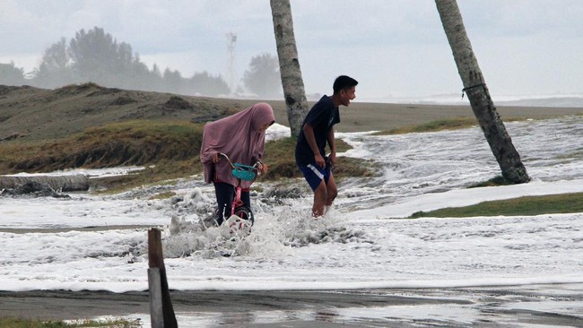 Warga Kota Surabaya diminta siaga potensi banjir rob yang terjadi pada 2-7 Desember 2021 di kawasan pesisir Surabaya.