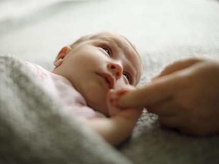 Tahapan Perkembangan Bayi Usia 1 Bulan, Bunda Perlu Tahu