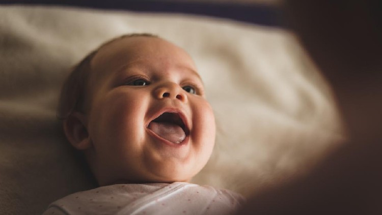 10 Tanda Bayi Terlihat Bahagia: Suka Mengoceh hingga Gemar Menatap