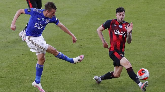 Britain Soccer Premier League Leicester's Jamie Vardy, left, takes a shot at goal during the English Premier League soccer match between Bournemouth and Leicester City at Vitality Stadium in Bournemouth, England, Sunday, July 12, 2020. (AP Photo/Andy Couldridge,Pool)