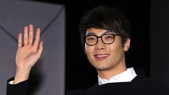 This photo taken on November 11, 2013 shows South Korean actor Choi Daniel posing at the 