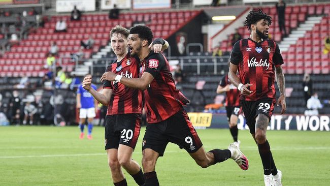 Dominic Solanke, Bournemouth Bournemouth's Dominic Solanke, centre, is congratulated by teammate David Brooks, left, after scoring his team's second goal during the English Premier League soccer match between Bournemouth and Leicester City at Vitality Stadium in Bournemouth, England, Sunday, July 12, 2020. (AP Photo/Glynn Kirk,Pool)