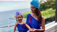 <p>Farah Quinn bersama Yaya. Baju Yaya yang sering kembar dengan sang ibunda kerap membuat netizen merasa gemas. (Foto: Instagram @farahquinnofficial)</p>