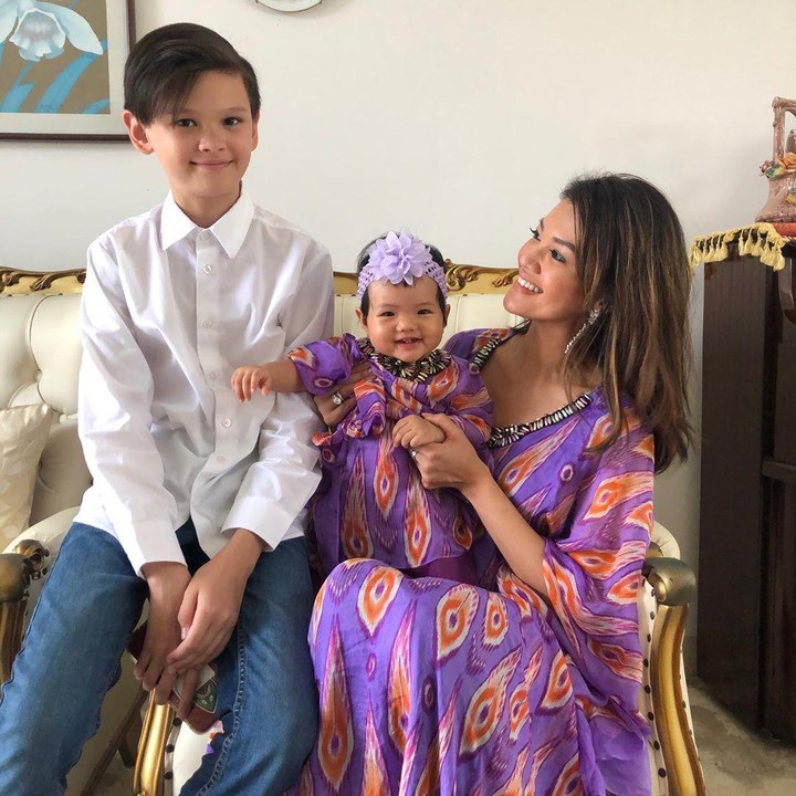 <p>Throwback saat lebaran lalu, salah fokus dengan kaftan Farah Quinn dan Yaya nih. (Foto: Instagram @farahquinnofficial)</p>