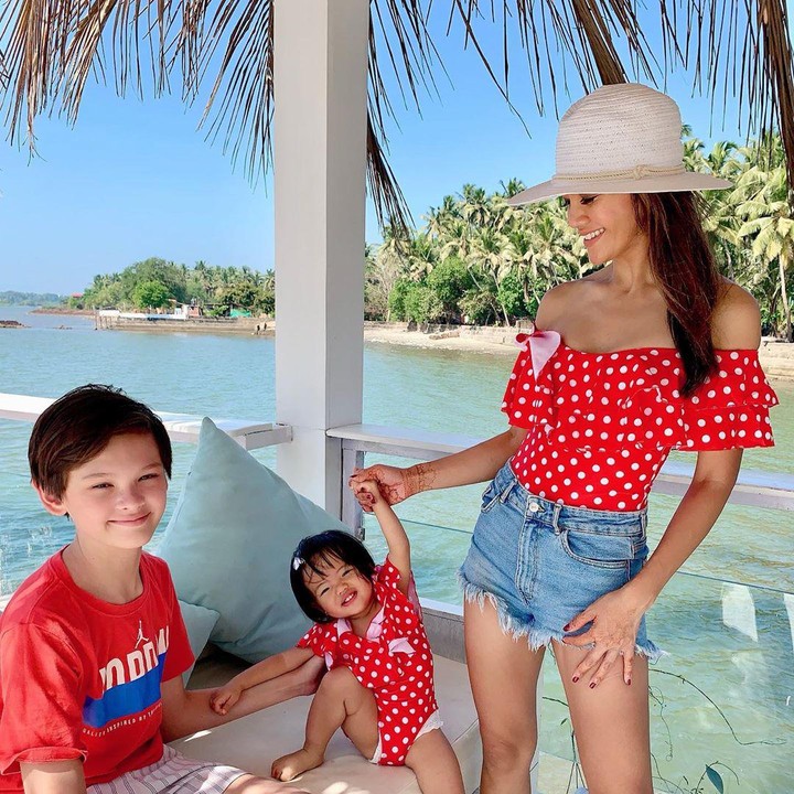<p>Farah Quinn dikarunia dua anak, yakni laki-laki dan perempuan bernama Armand dan Yaya. (Foto: Instagram @farahquinnofficial)</p>
