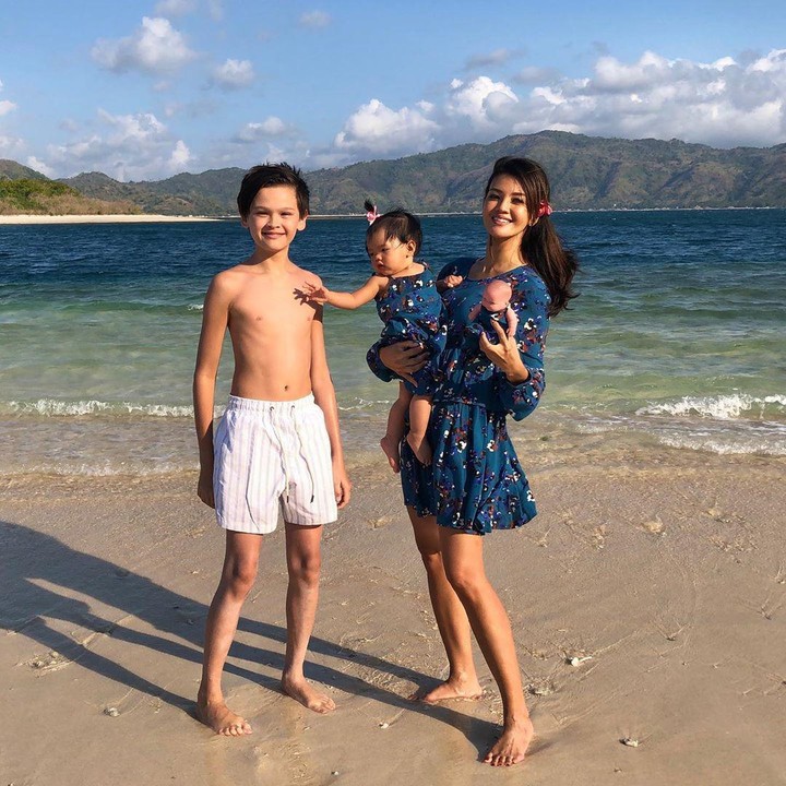 <p>Dalam beberapa foto sebelum pandemi, wanita yang berdarah Palembang, Sumatera Selatan, ini suka mengajak Armand dan Yaya tamasya ke pantai. Pakaian pantai Farah Quinn dengan Yaya pun sering kompakan. (Foto: Instagram @farahquinnofficial)</p>