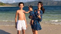 <p>Dalam beberapa foto sebelum pandemi, wanita yang berdarah Palembang, Sumatera Selatan, ini suka mengajak Armand dan Yaya tamasya ke pantai. Pakaian pantai Farah Quinn dengan Yaya pun sering kompakan. (Foto: Instagram @farahquinnofficial)</p>