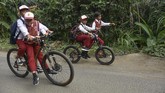 hari pertama sekolah tatap muka Sejumlah siswa SD mengayuh sepedanya saat pulang dari sekolahnya di Desa Bukit Tinggi, Kecamatan Gunungsari, Lombok Barat, NTB, Senin (13/7/2020). Pada hari pertama masuk sekolah di sebagian besar satuan pendidikan di wilayah NTB belum melaksanakan Kegiatan Belajar Mengajar (KBM) tatap muka dan masih dilakukan dari rumah secara daring atau bentuk lain memanfaatkan segala sumber daya yang dimiliki secara optimal karena kasus COVID-19 di NTB masih tinggi. ANTARA FOTO/Ahmad Subaidi/wsj.