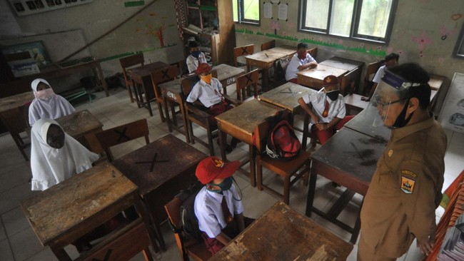 Sekolah di zona kuning dan hijau penyebaran virus corona yang ingin membuka kegiatan belajar tatap muka wajib mengantongi izin pemda hingga orang tua siswa.