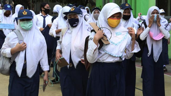 Sekolah di Zona Kuning Dibuka, Guru Takut Klaster Baru Corona Federasi Serikat Guru Indonesia khawatir kebijakan Nadiem Makarim yang mengizinkan sekolah di wilayah zona kuning penularan Covid-19.