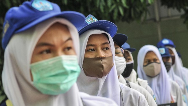 SKB 3 Menteri melarang sekolah negeri dan pemda mewajibkan pengenaan seragam berdasarkan agama.