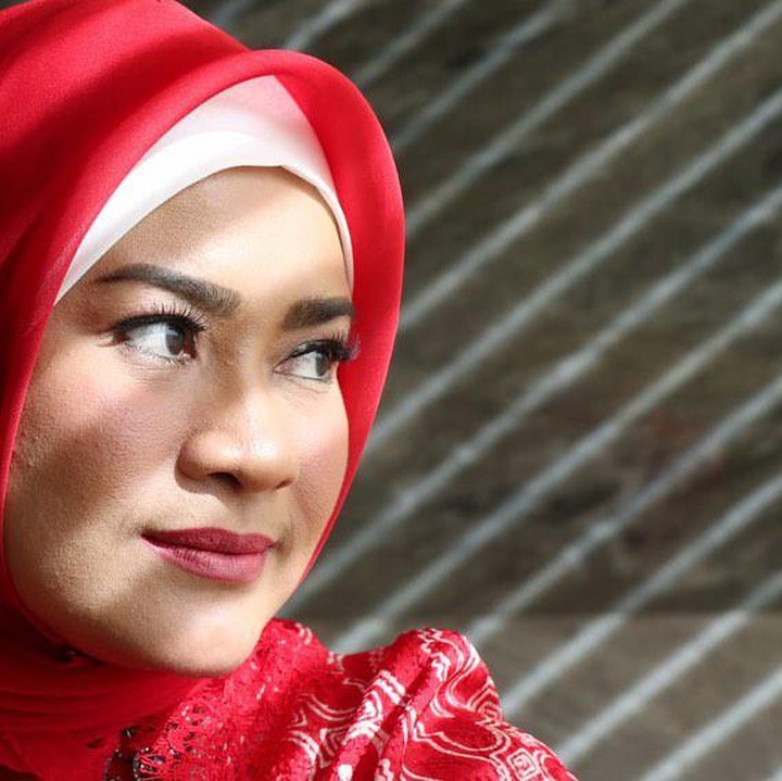 <p>Ikke sendiri sudah mengenakan hijab sejak beberapa tahun belakangan ini, tepatnya pada pertengahan akhir 2017 lalu. (Foto: Instagram @ikkenurjanah0518)</p>
