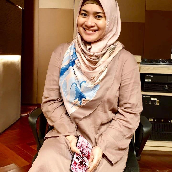 <p>Mengenakan hijab membuat mantan istri Aldi Bragi ini terlihat lebih adem ya, Bunda. (Foto: Instagram @ikkenurjanah0518)</p>