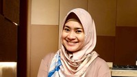 <p>Mengenakan hijab membuat mantan istri Aldi Bragi ini terlihat lebih adem ya, Bunda. (Foto: Instagram @ikkenurjanah0518)</p>