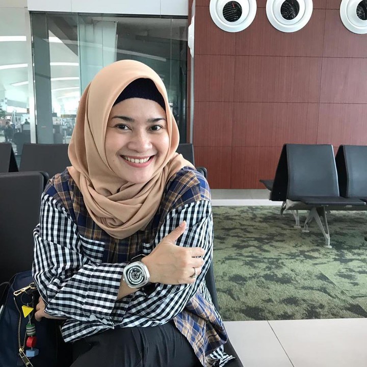 <p>Meskipun tampil dengan pakaian sederhana, kecantikan Ikke tetap tidak pudar ya. (Foto: Instagram @ikkenurjanah0518)</p>