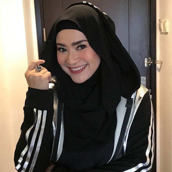 <p>Senyum manis Ikke memang tidak pernah berubah sejak dulu ya. (Foto: Instagram @ikkenurjanah0518)</p>