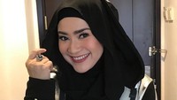 <p>Senyum manis Ikke memang tidak pernah berubah sejak dulu ya. (Foto: Instagram @ikkenurjanah0518)</p>