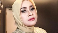 <p>Lama tak terdengar kabarnya, pedangdut Ikke Nurjanah kini semakin terlihat cantik dengan hijabnya, Bunda. (Foto: Instagram @ikkenurjanah0518)</p>