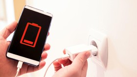 6 Bahaya Charger HP Dicolok Terus di Stopkontak