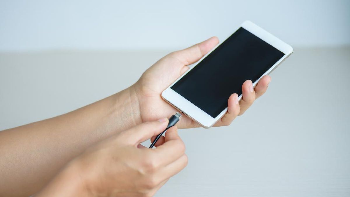 Hp Tiba-tiba Tidak Bisa Isi Daya? Begini Cara Mengatasinya